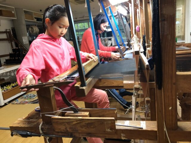 【鹿児島/奄美大島】5歳から参加OK！夢中になる楽しさ☆世界三大織物『大島紬』のはた織り体験コース