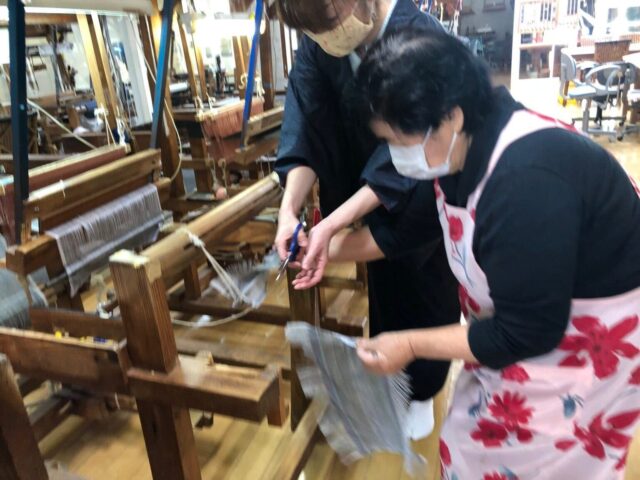 奄美大島ではた織り体験をしよう！