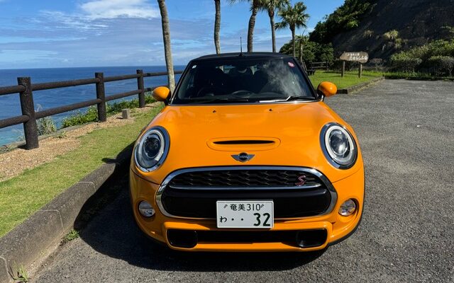 【奄美大島・レンタカー】miniコンバーチブル ・ボルカニックオレンジ◆1500ccクラス《最大4名乗り・右ハンドル》カーナビ標準装備・送迎付き（No.r9）