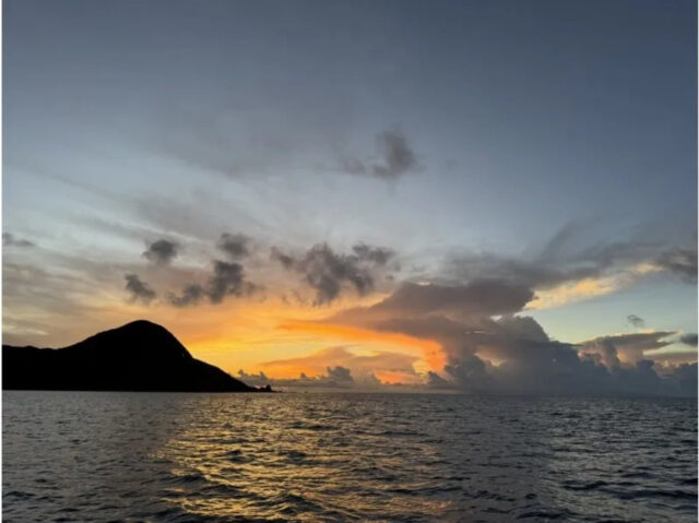 奄美大島の美しい夕景。アクティビティの後に見られる絶景のサンセット