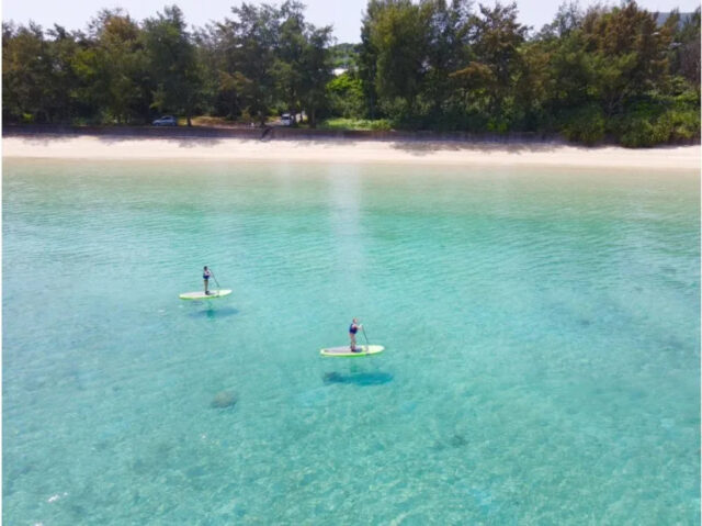 奄美大島のビーチ近くでSUPクルージング。海底にボードの影が映るほどの透明な海