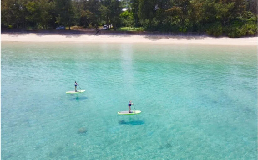 奄美大島のビーチ近くでSUPクルージング。海底にボードの影が映るほどの透明な海