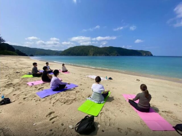 奄美大島　ビーチ　ヨガ