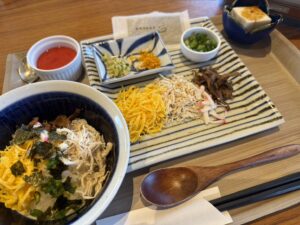 金作原トレッキング・マングローブカヌーの昼食の奄美名物鶏飯