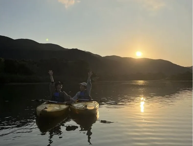【奄美大島/夕方】1組限定貸切ツアー☆夕陽に照らされたマングローブを進むサンセットカヌー体験☆《0歳からOK・写真付き》（No.214）