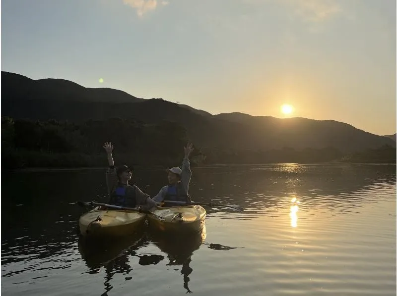 【奄美大島/夕方】1組限定貸切ツアー☆夕陽に照らされたマングローブを進むサンセットカヌー体験☆《0歳からOK・写真付き》（No.214）