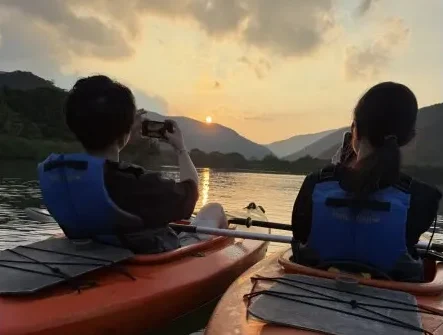 【奄美大島/夕方】1組限定貸切ツアー☆夕陽に照らされたマングローブを進むサンセットカヌー体験☆《0歳からOK・写真付き》（No.214）