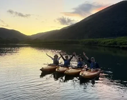 【奄美大島/夕方】1組限定貸切ツアー☆夕陽に照らされたマングローブを進むサンセットカヌー体験☆《0歳からOK・写真付き》（No.214）