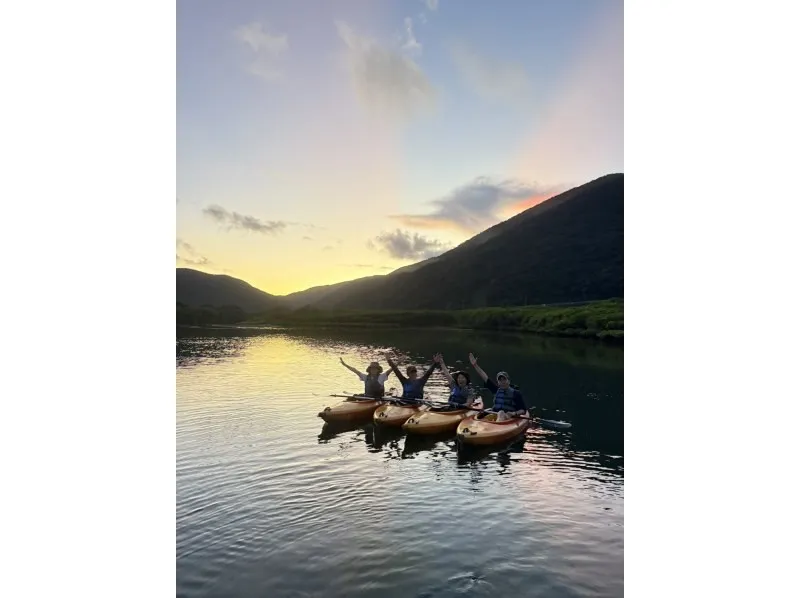 【奄美大島/夕方】1組限定貸切ツアー☆夕陽に照らされたマングローブを進むサンセットカヌー体験☆《0歳からOK・写真付き》（No.214）