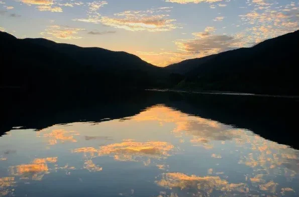 【奄美大島/夕方】1組限定貸切ツアー☆夕陽に照らされたマングローブを進むサンセットカヌー体験☆《0歳からOK・写真付き》（No.214）