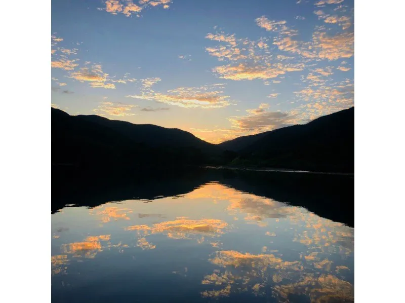 【奄美大島/夕方】1組限定貸切ツアー☆夕陽に照らされたマングローブを進むサンセットカヌー体験☆《0歳からOK・写真付き》（No.214）