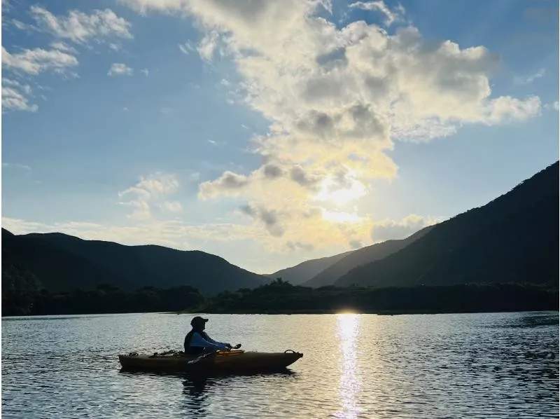 【奄美大島/夕方】1組限定貸切ツアー☆夕陽に照らされたマングローブを進むサンセットカヌー体験☆《0歳からOK・写真付き》（No.214）