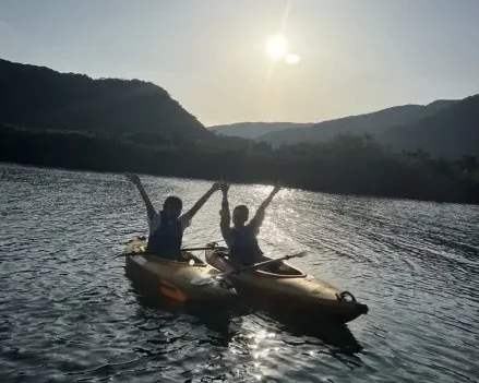 【奄美大島/夕方】1組限定貸切ツアー☆夕陽に照らされたマングローブを進むサンセットカヌー体験☆《0歳からOK・写真付き》（No.214）