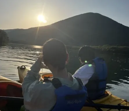 【奄美大島/夕方】1組限定貸切ツアー☆夕陽に照らされたマングローブを進むサンセットカヌー体験☆《0歳からOK・写真付き》（No.214）