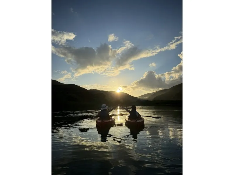 【奄美大島/夕方】1組限定貸切ツアー☆夕陽に照らされたマングローブを進むサンセットカヌー体験☆《0歳からOK・写真付き》（No.214）