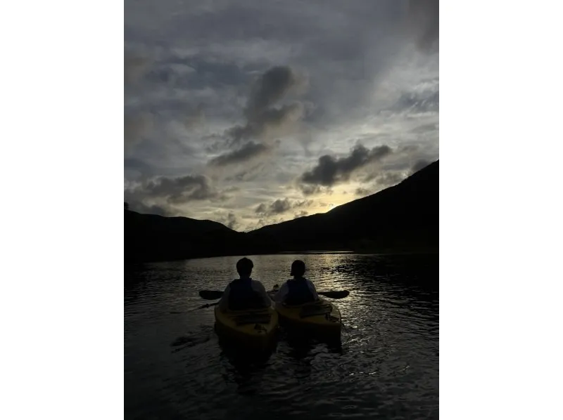 【奄美大島/夕方】1組限定貸切ツアー☆夕陽に照らされたマングローブを進むサンセットカヌー体験☆《0歳からOK・写真付き》（No.214）