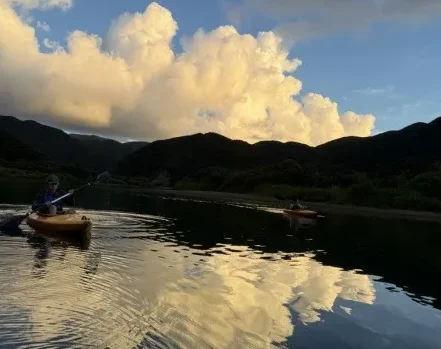 【奄美大島/夕方】1組限定貸切ツアー☆夕陽に照らされたマングローブを進むサンセットカヌー体験☆《0歳からOK・写真付き》（No.214）