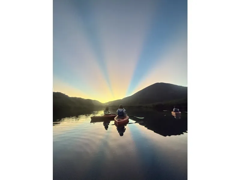 【奄美大島/夕方】1組限定貸切ツアー☆夕陽に照らされたマングローブを進むサンセットカヌー体験☆《0歳からOK・写真付き》（No.214）