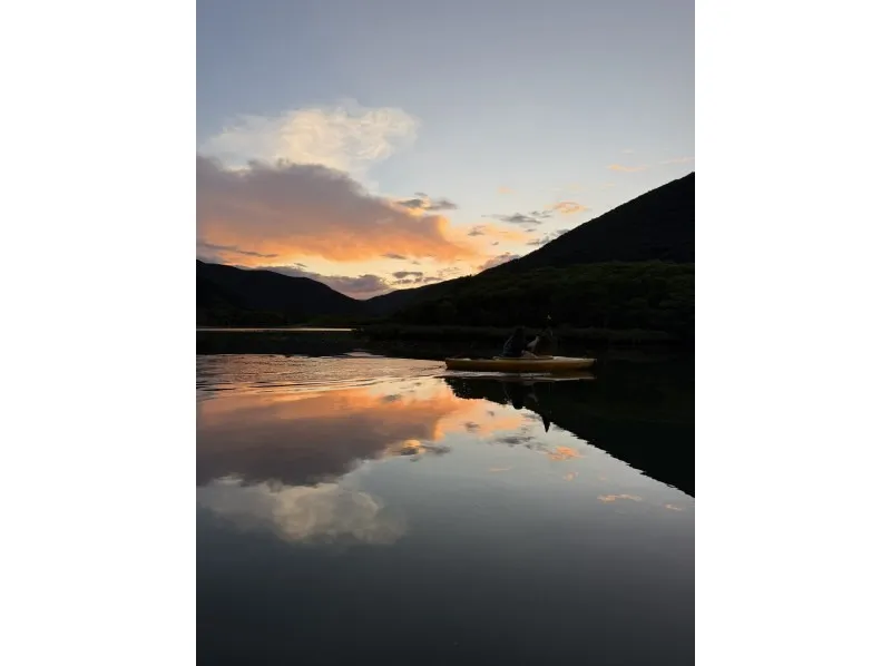 【奄美大島/夕方】1組限定貸切ツアー☆夕陽に照らされたマングローブを進むサンセットカヌー体験☆《0歳からOK・写真付き》（No.214）