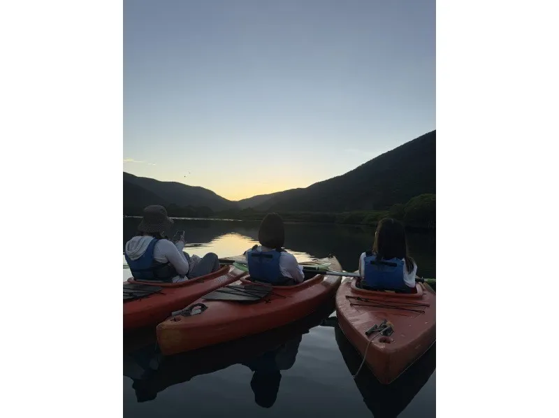 【奄美大島/夕方】1組限定貸切ツアー☆夕陽に照らされたマングローブを進むサンセットカヌー体験☆《0歳からOK・写真付き》（No.214）
