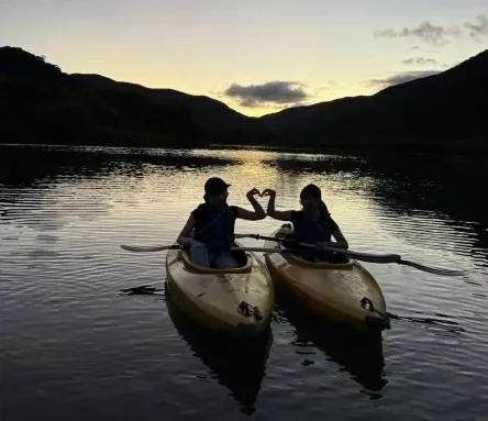 【奄美大島/夕方】1組限定貸切ツアー☆夕陽に照らされたマングローブを進むサンセットカヌー体験☆《0歳からOK・写真付き》（No.214）