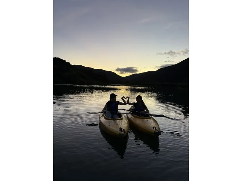 【奄美大島/夕方】1組限定貸切ツアー☆夕陽に照らされたマングローブを進むサンセットカヌー体験☆《0歳からOK・写真付き》（No.214）