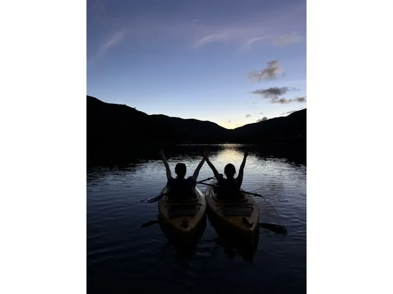 【奄美大島/夕方】1組限定貸切ツアー☆夕陽に照らされたマングローブを進むサンセットカヌー体験☆《0歳からOK・写真付き》（No.214）