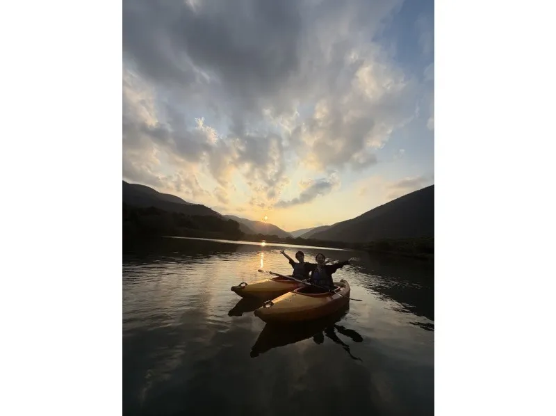 【奄美大島/夕方】1組限定貸切ツアー☆夕陽に照らされたマングローブを進むサンセットカヌー体験☆《0歳からOK・写真付き》（No.214）