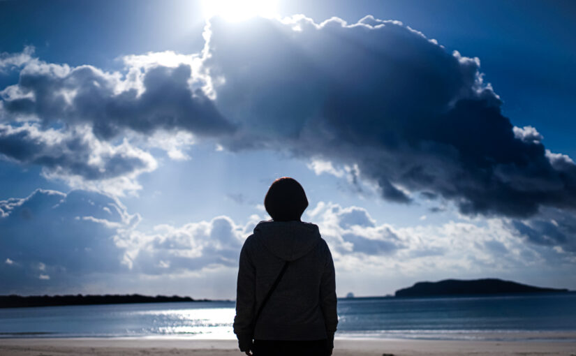 雨　女性　ビーチ