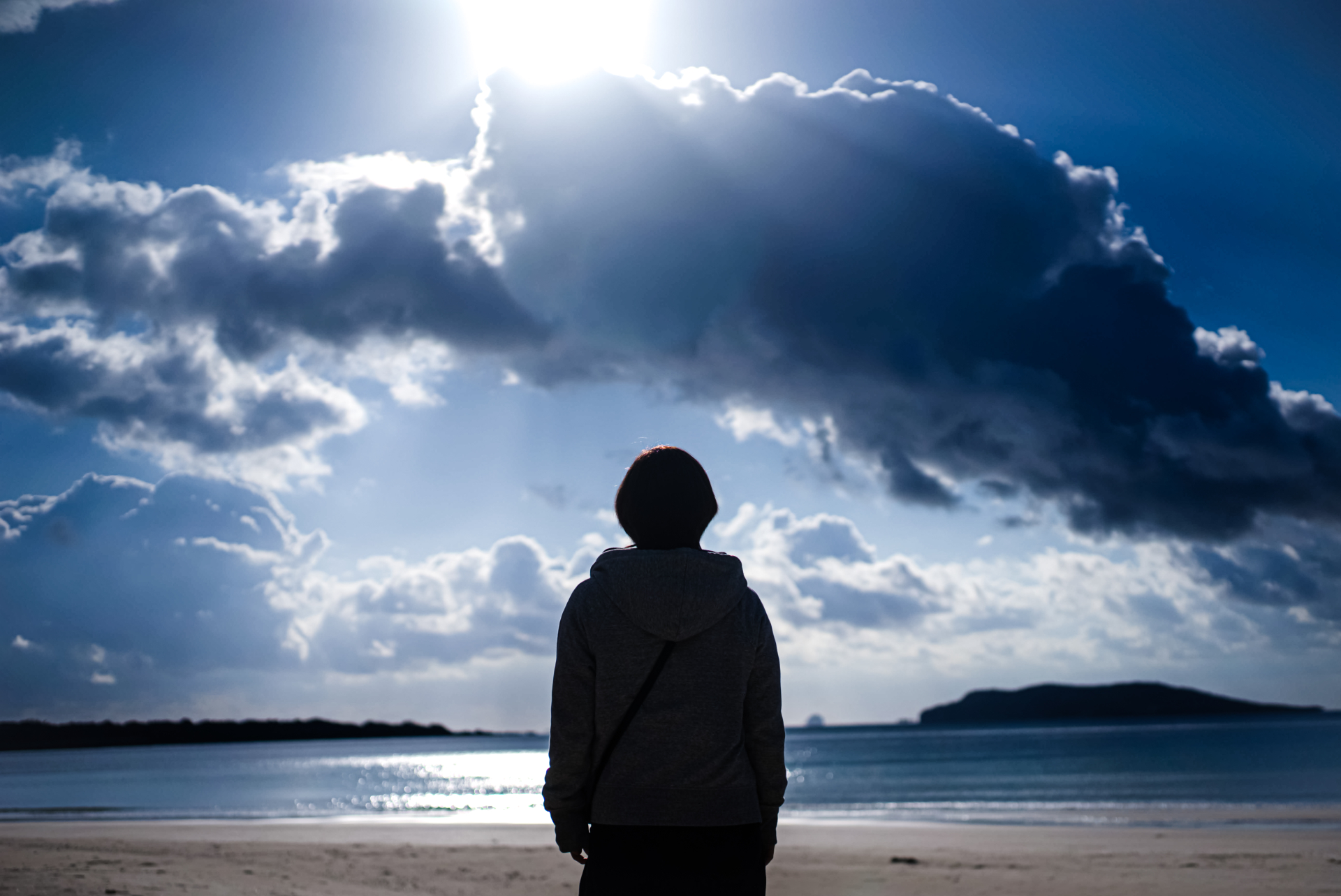 雨　女性　ビーチ
