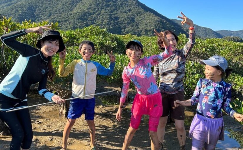 家族、3世代、川遊び、生き物探し、青天、晴れ