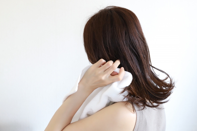 ドライヤー、更衣室、シャワー、髪を乾かす女性