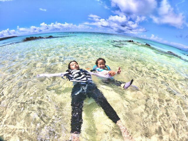 【奄美大島/約2時間】ウミガメと泳ぐビーチシュノーケル☆撮影した写真はその場 でプレゼント！持ち物は水着とビーチサンダルだけ！＜シャワー・更衣室・ドライ ヤー・タオル完備＞