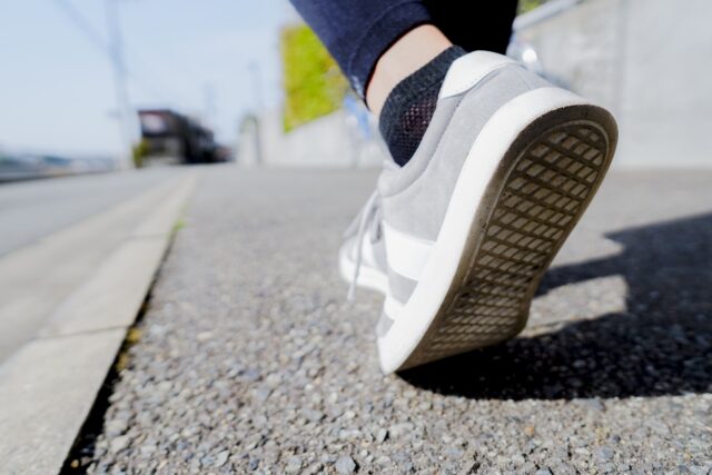 徒歩　足元　スニーカー