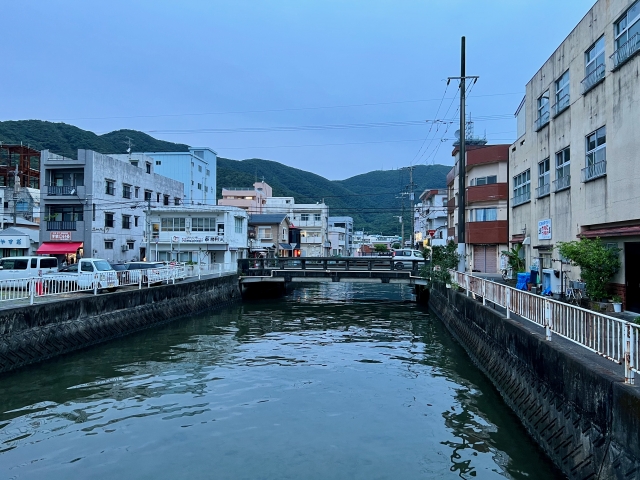 奄美の街並みと運河の風景