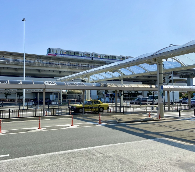 奄美ツアーズ　モノレールが通る大阪国際空港