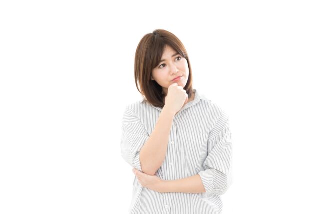 奄美ツアーズ　直行便と乗り継ぎ便について考える女性