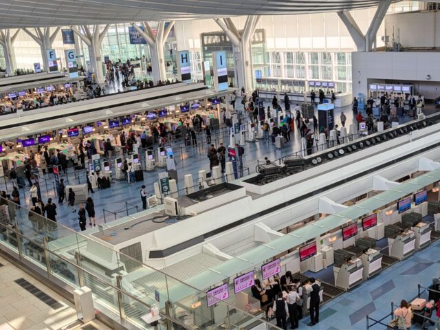 奄美ツアーズ　観光シーズンの羽田空港ターミナル