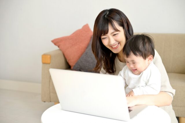 リモートワーク中の母親と子供