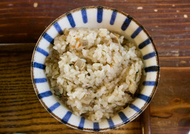 沖縄　食事　炊き込みご飯　ジューシー