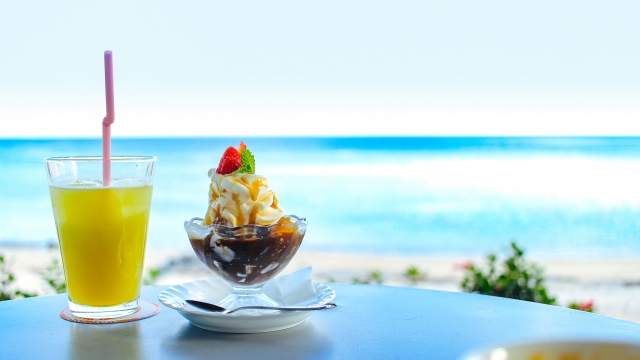 奄美大島の海辺カフェでリラックスするひととき