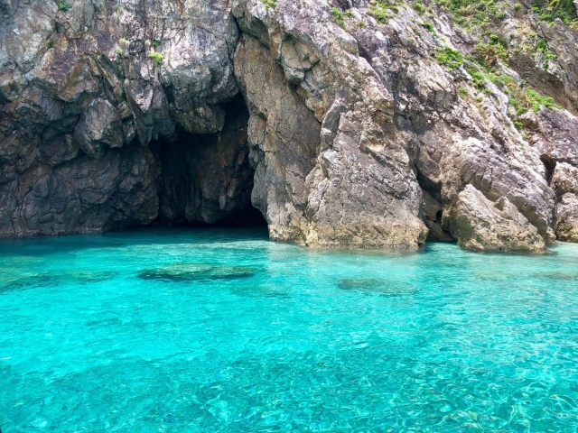 加計呂麻島の秘境スポット青の洞窟