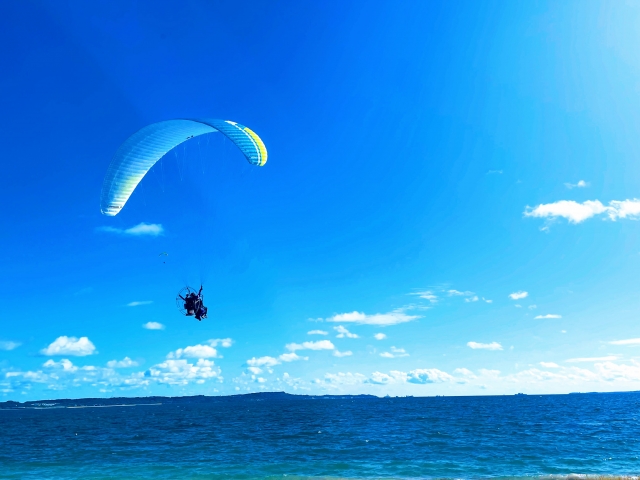パラグライダー　楽しむ人
