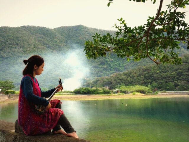 三味線を弾く女性