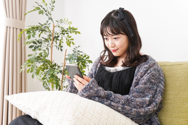 HPをチェックする女性