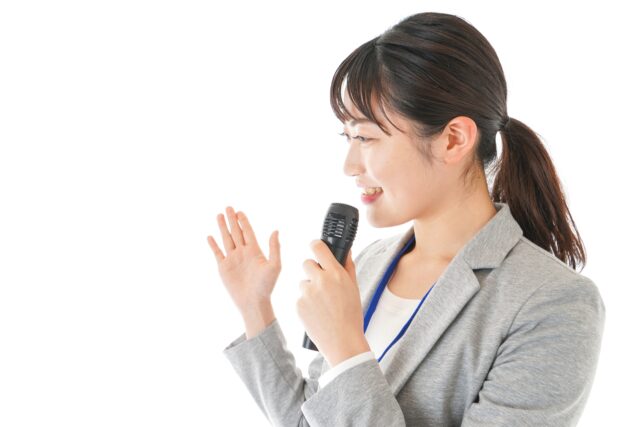 講演会　マイクを持った女性