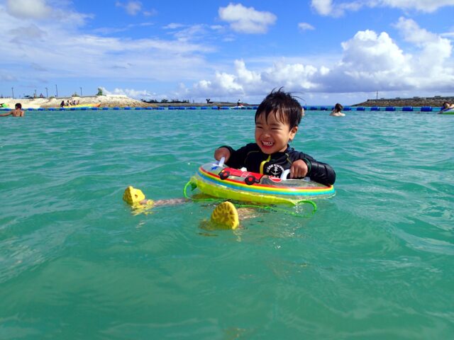 海　子供　浮き輪