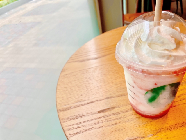 スタバ　ストロベリーフラペチーノ