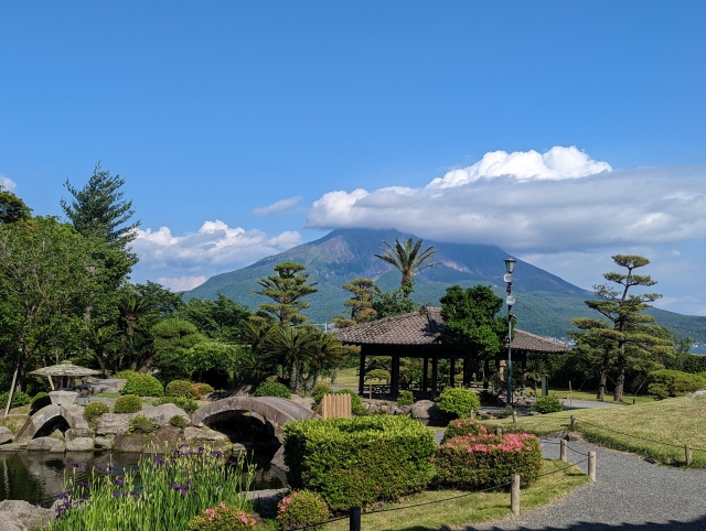  仙巌園から見る桜島と鹿児島市　