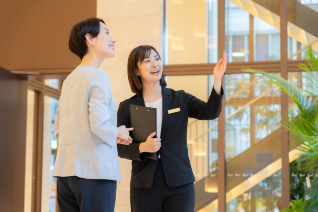 ホテル　案内　女性